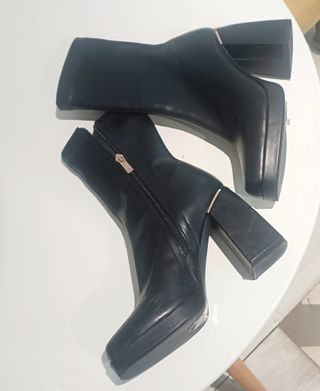 Botines de piel negros con cremallera dorada