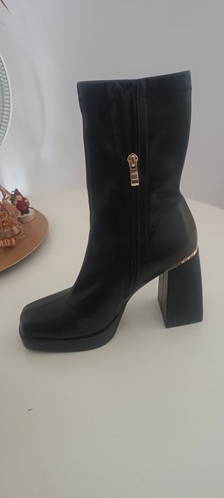 Botines de piel negros con cremallera dorada