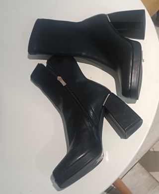 Botines de piel negros con cremallera dorada