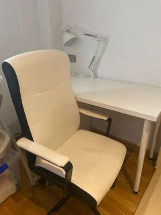Escritorio blanco con cajoneras y silla