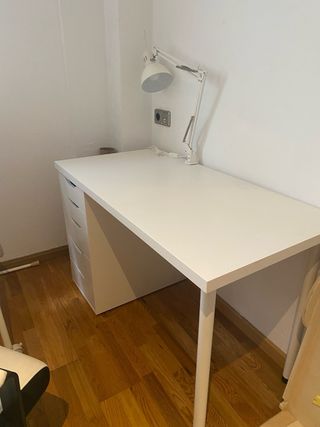 Escritorio blanco con cajoneras y silla