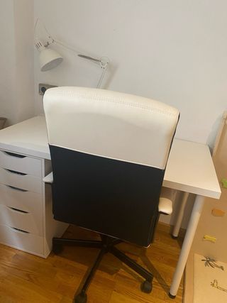 Escritorio blanco con cajoneras y silla