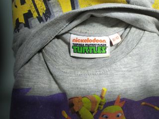 2 CAMISETAS DE SERIES DE TELEVISIÓN