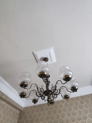 Lámpara de techo dorada y transparente