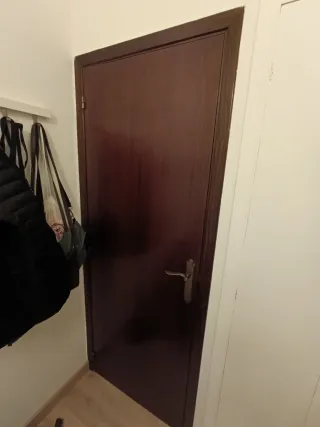 Puerta interior madera oscura. Puerta vintage.