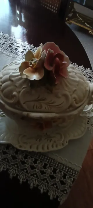 Sopera de porcelana decorada