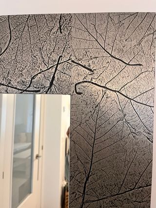 Espejo de pared decorativo hoja gris.