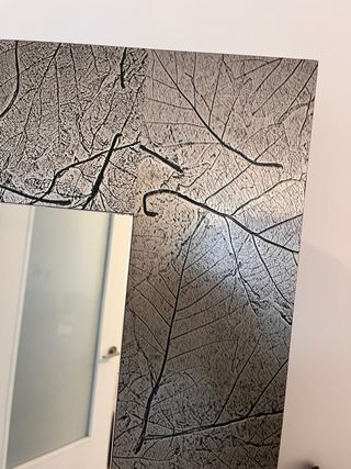 Espejo de pared decorativo hoja gris.