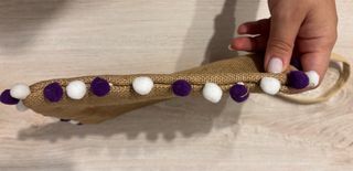 Pochette Lines con disegno di paillettes e pompon