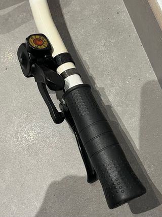 Lote piezas bicicleta: sillín, pedales, manillar