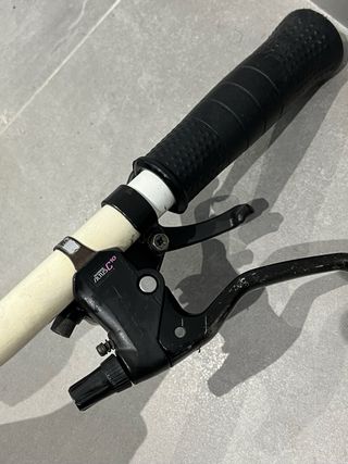 Lote piezas bicicleta: sillín, pedales, manillar