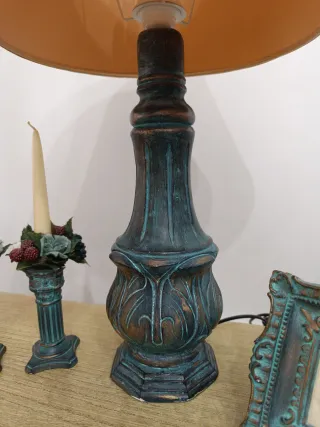 Lámpara mesa, 2 velas y 2 cuadros decorativos