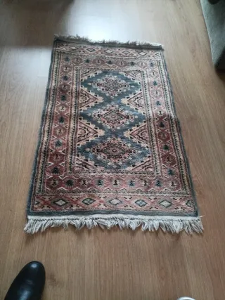 Alfombra de lana estilo persa. Un poco descolorida