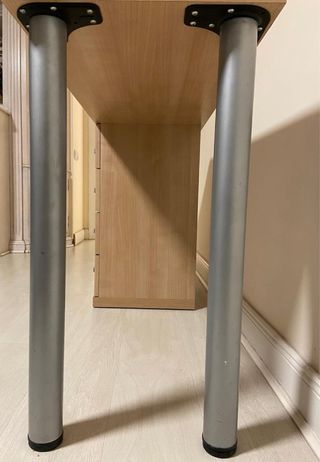 Escritorio madera clara con cajones y patas metal