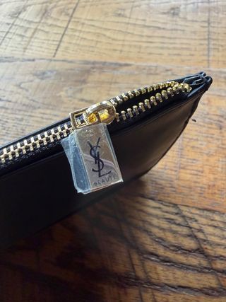 2 neceseres YSL Beauté negro y dorado