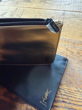 2 neceseres YSL Beauté negro y dorado