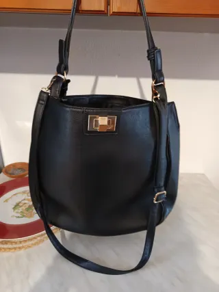 Borsa nera con chiusura dorata