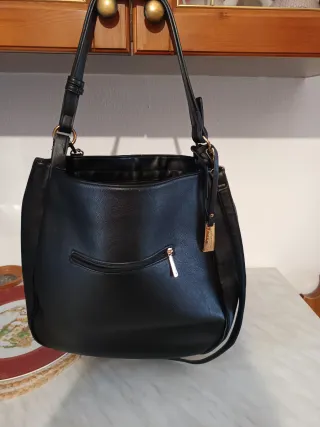 Borsa nera con chiusura dorata