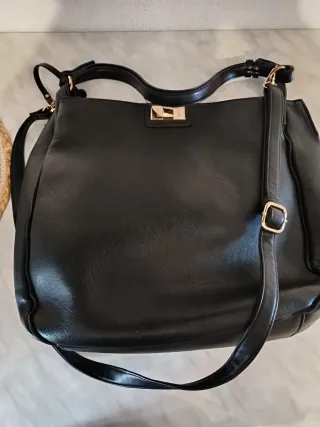 Borsa nera con chiusura dorata