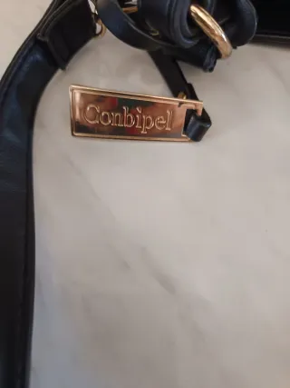 Borsa nera con chiusura dorata