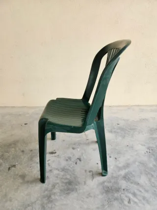 Sillas de plástico verdes (15 unidades)