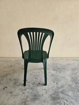Sillas de plástico verdes (15 unidades)
