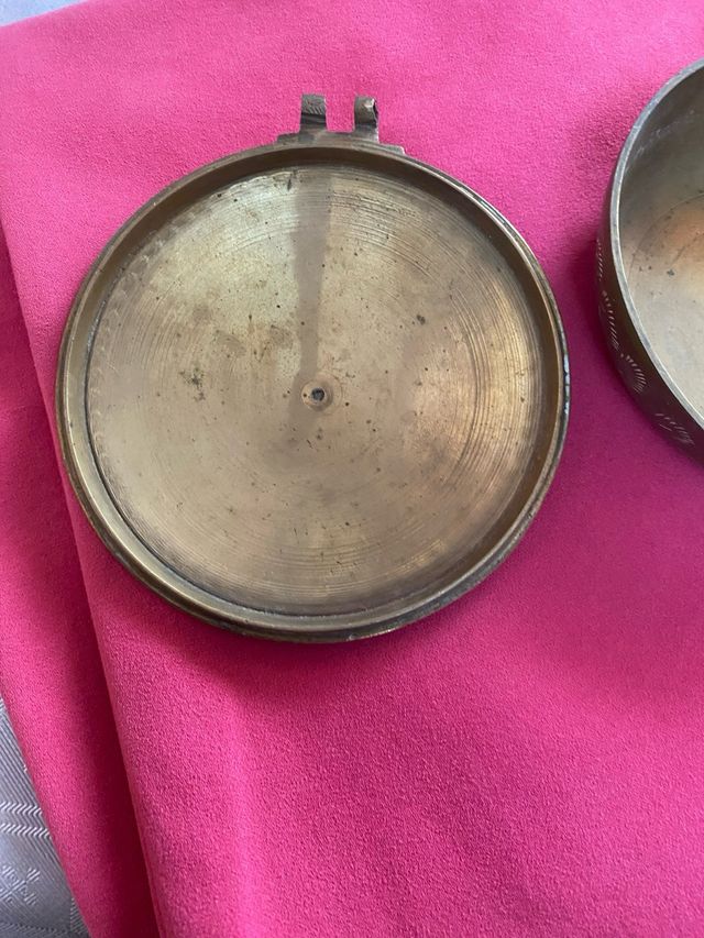 Cenicero antiguo de metal  con mango