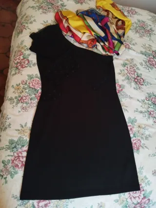 Vestido negro asimétrico con manga de encaje