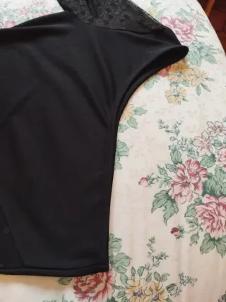 Vestido negro asimétrico con manga de encaje