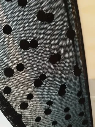 Vestido negro asimétrico con manga de encaje