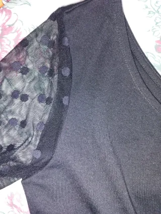 Vestido negro asimétrico con manga de encaje