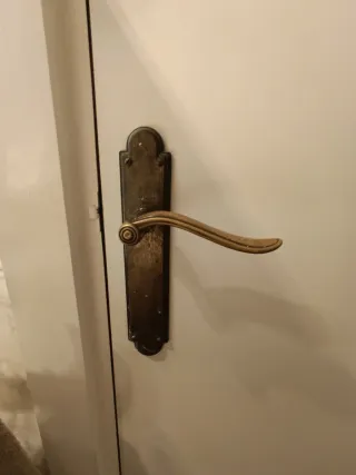 Puerta Madera Oscura WC Lavabo. Puerta vintage.