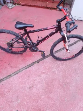 Bicicleta BMX negra y roja