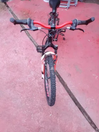 Bicicleta BMX negra y roja