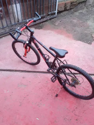 Bicicleta BMX negra y roja