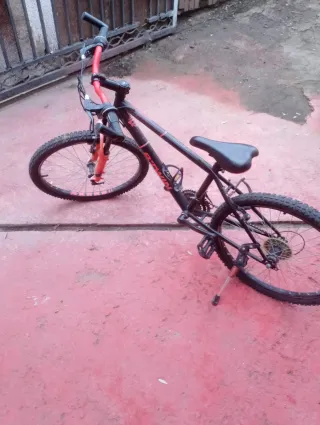 Bicicleta BMX negra y roja