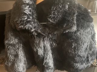 Capa corta de pelo negra