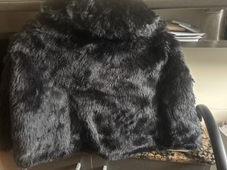 Capa corta de pelo negra