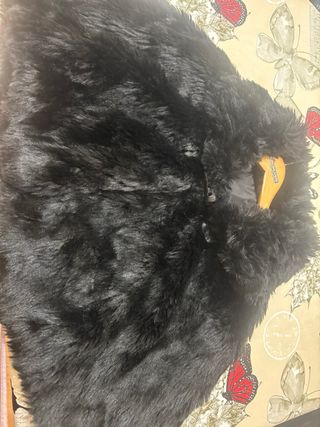 Capa corta de pelo negra