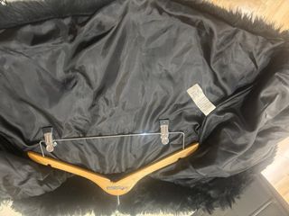 Capa corta de pelo negra