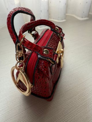 Llavero bolso rojo polipiel cocodrilo con candado