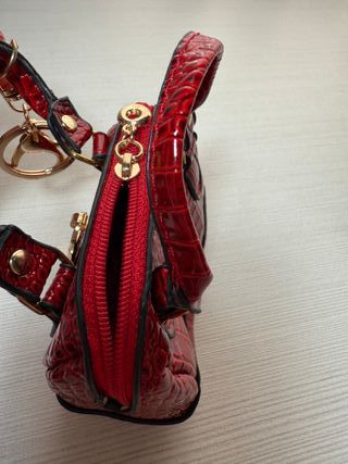 Llavero bolso rojo polipiel cocodrilo con candado