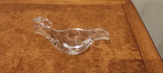 Cenicero de cristal con forma de gallo.