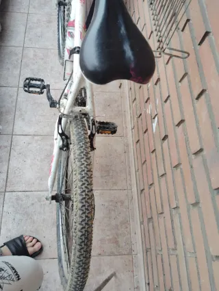 Bicicleta Decathlon Blanca y Rosa