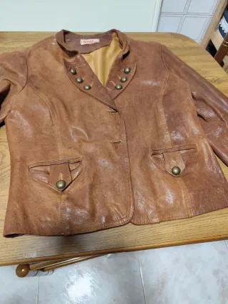 Chaqueta corta de piel