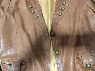Chaqueta corta de piel