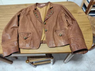 Chaqueta corta de piel