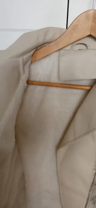 Cazadora pelo sintético beige