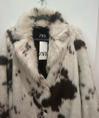 Abrigo largo Zara pelo estampado