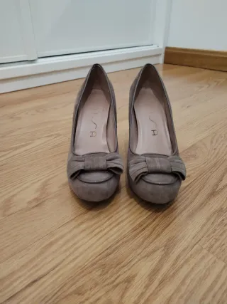 Zapatos de tacón grises con lazo